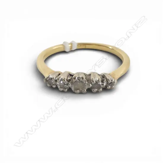 VINTAGE 18ct GOLD 5 STONE GRADUATING DIAMOND RING size K. 1.96gms