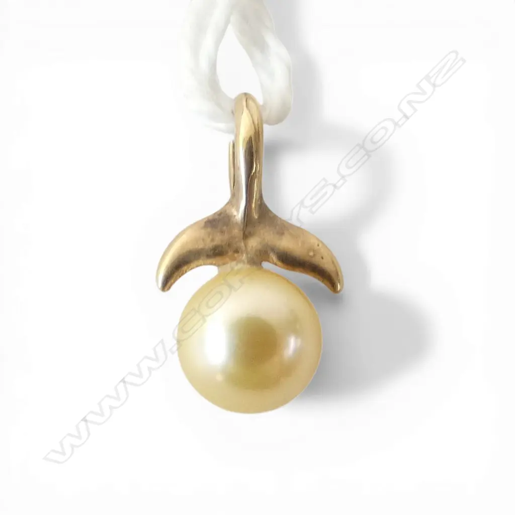 14ct GOLD & PEARL WHALES TAIL PENDANT 0.8gms Image 1++