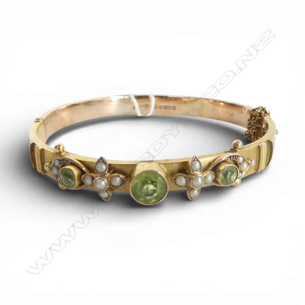 9ct GOLD PERIDOT & SEED PEARL BRACELET, 10.90gm, minor dents Image 1++