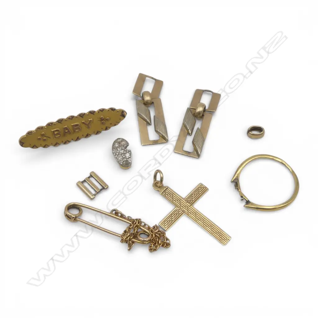 ASST MAINLY SCRAP GOLD: 9ct 4.7gms includes cross pendant + 15ct 0.88gms + 18ct 0.92gms. Image 1++
