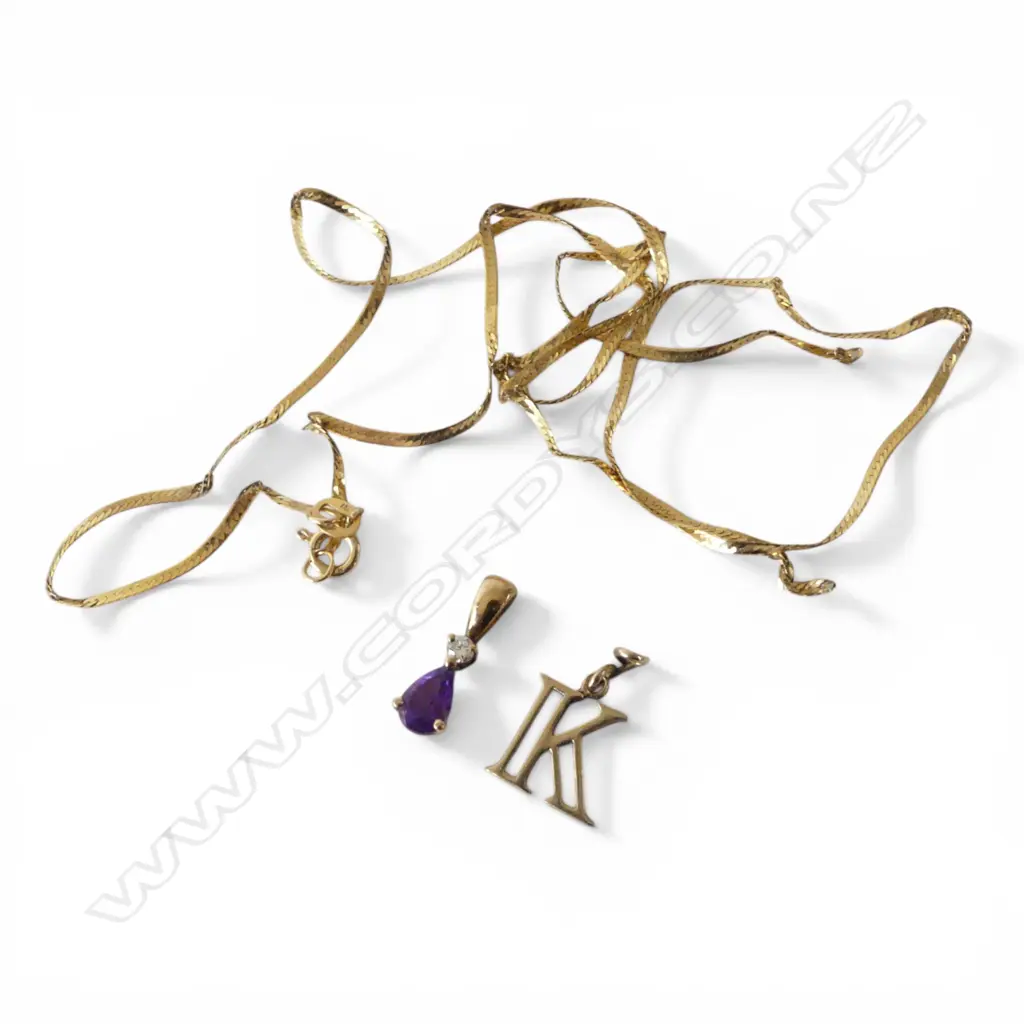 9CT CHAIN AF 1.1gms + 2 9ct PENDANTS 1.2gms Image 1++