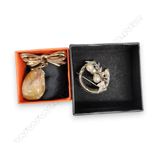 2 BROOCHES; SMALL CULTURED PEARLS AND POLISHED AGATE STONE