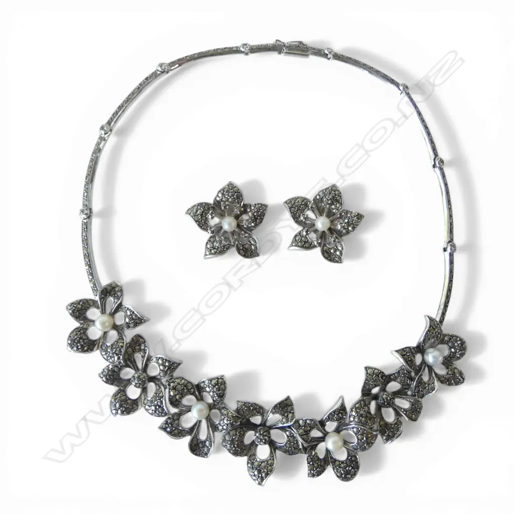 MARCASITE & PEARL FLORAL PENDANT NECKLACE & PR EARRINGS  Image 1++