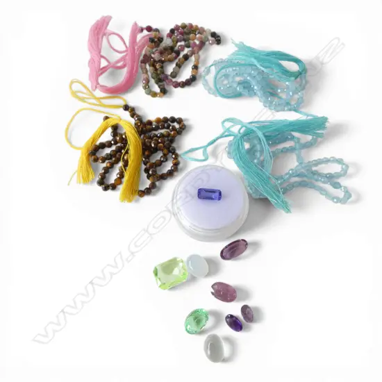 4 STRUNG BEADS; 2 x AQUAMARINE, TOURMALINE & CAT'S EYE, LOOSE RECTANGLE CUT TANZANITE & ASST. LOOSE STONES