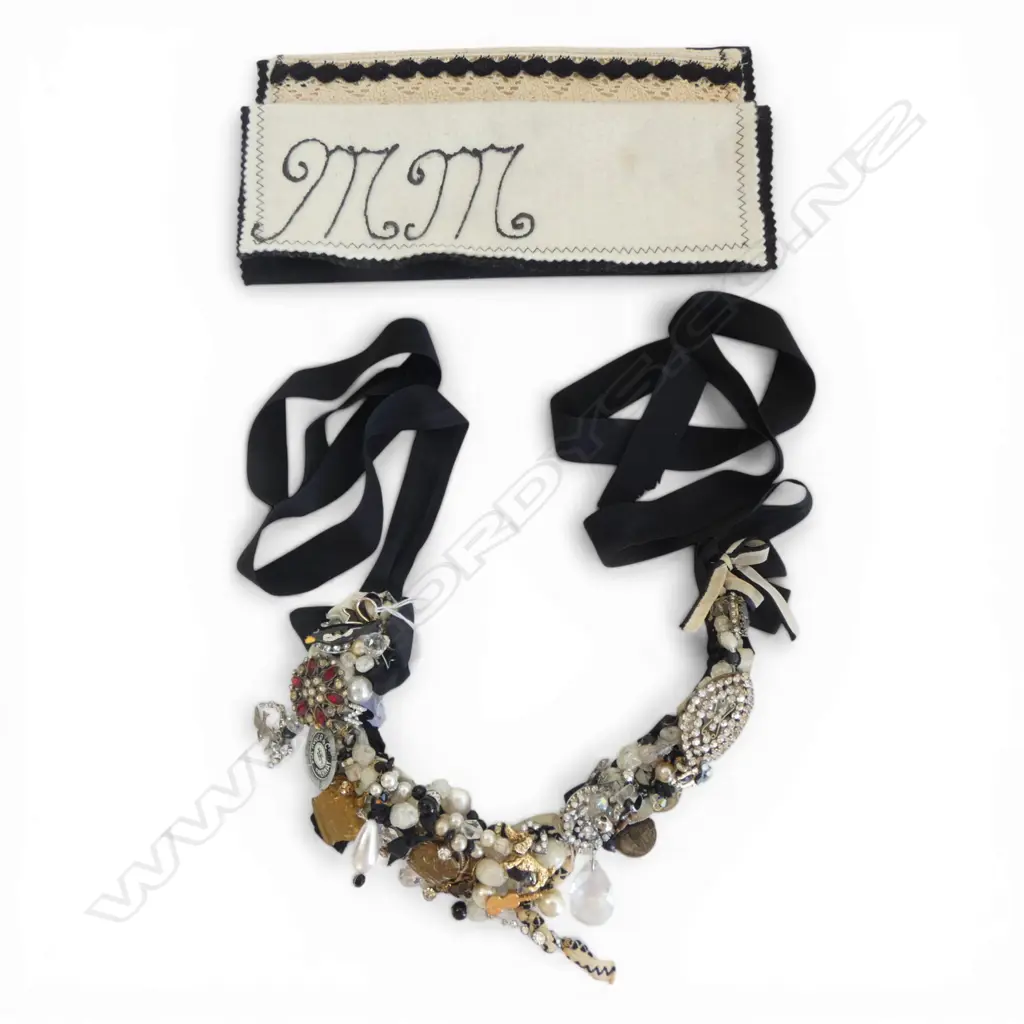 COSTUME NECKLACE + FELT COVER BAG Image 1++