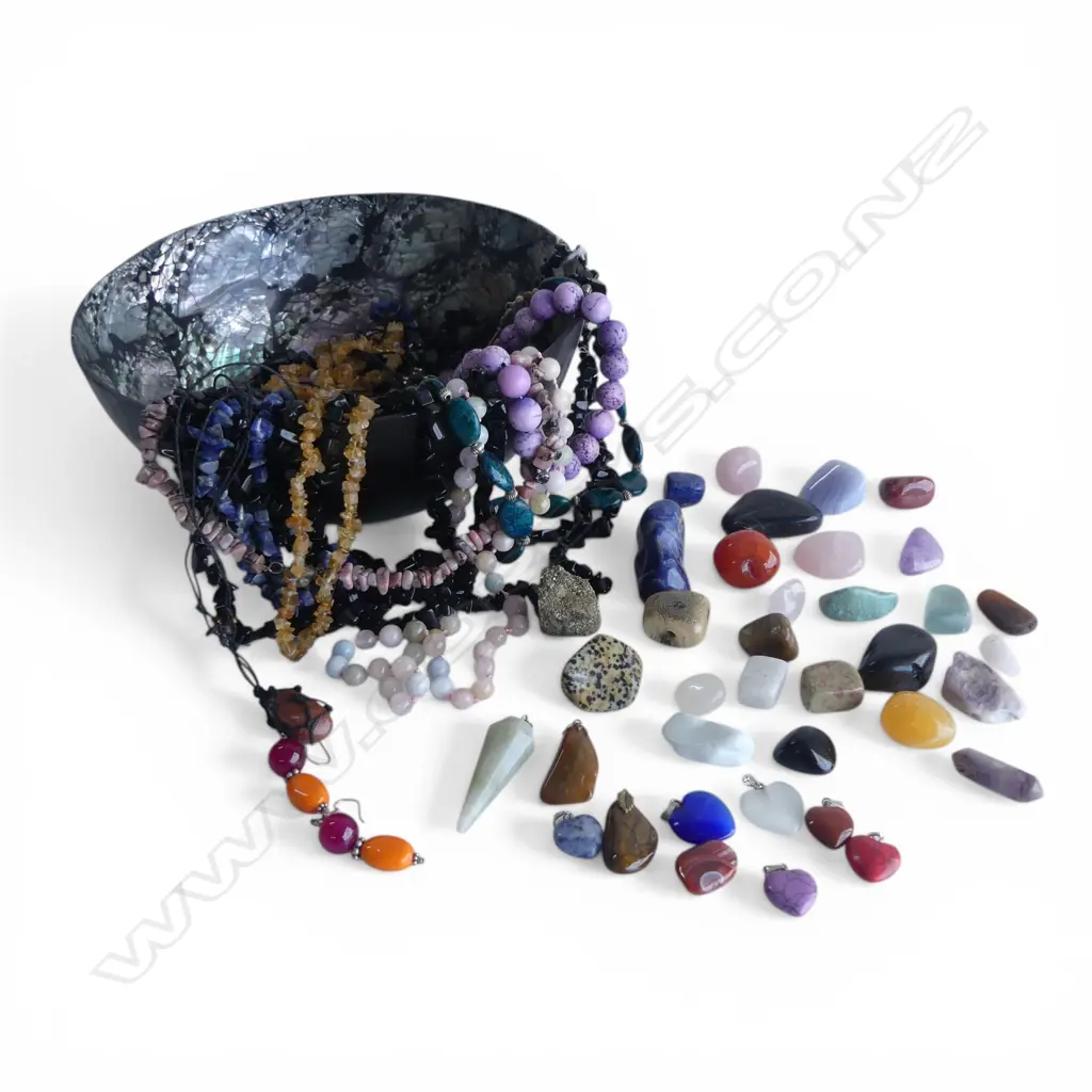 ASST. JEWELLERY / POLISHED GEM STONES IN PAUA BOWL Image 1++