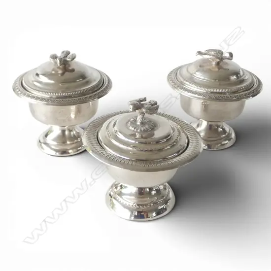 3 EGYPTIAN 900 SILVER LIDDED POTS WITH BIRD FINIALS 1943-4 162GMS