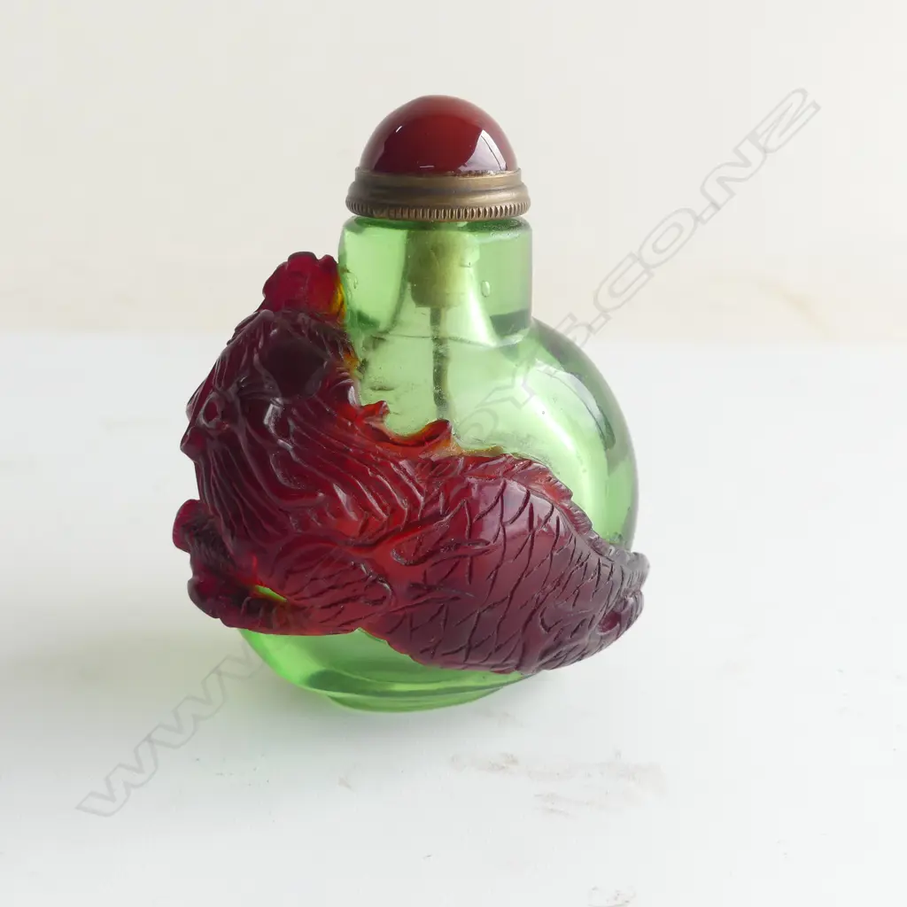 ORIENTAL GLASS SNUFF BOTTLE w. DRAGON H.75mm Image 1++