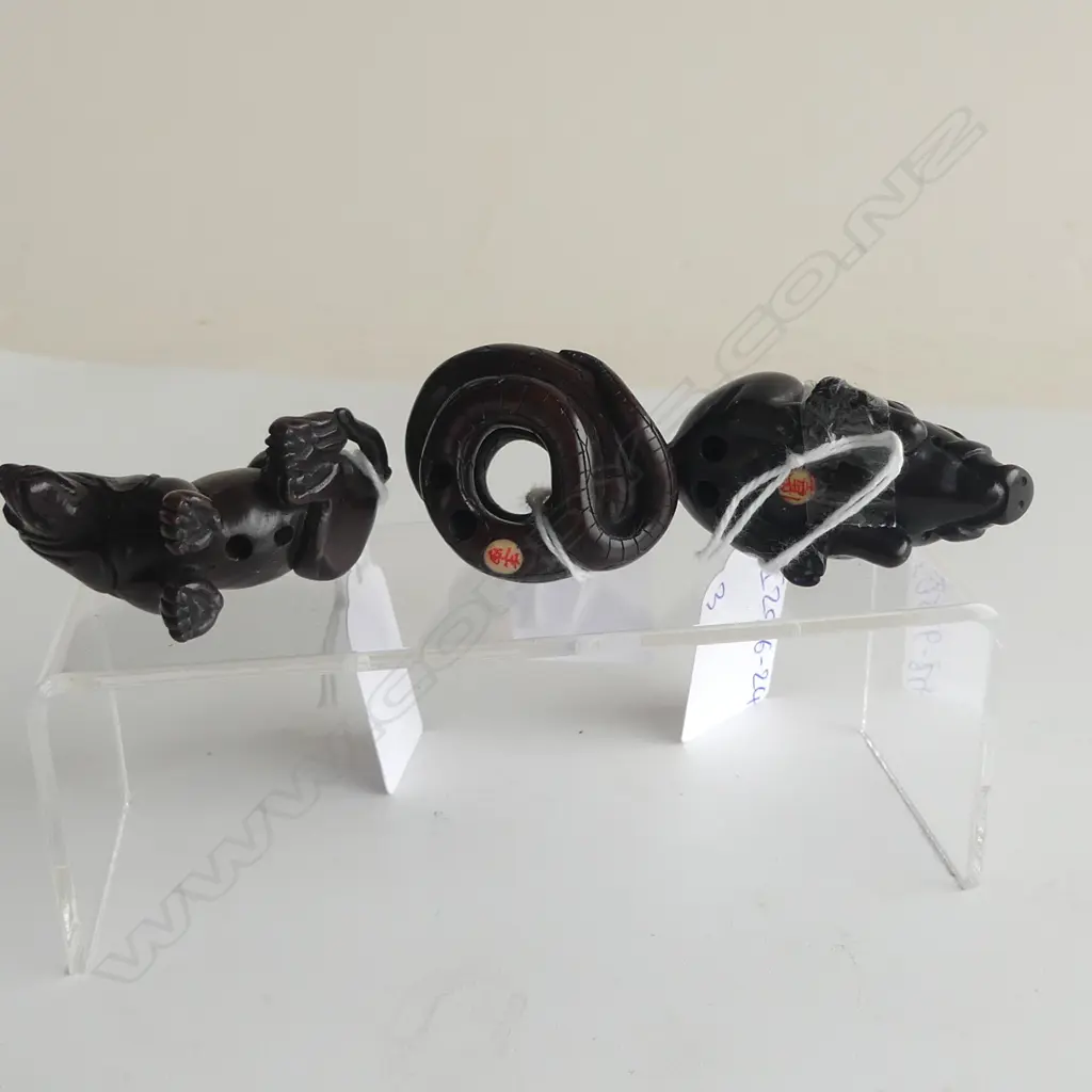 3 JAPANESE CARVED WOOD NETSUKE OF ANIMALS, ALL SIGNED Image 1++