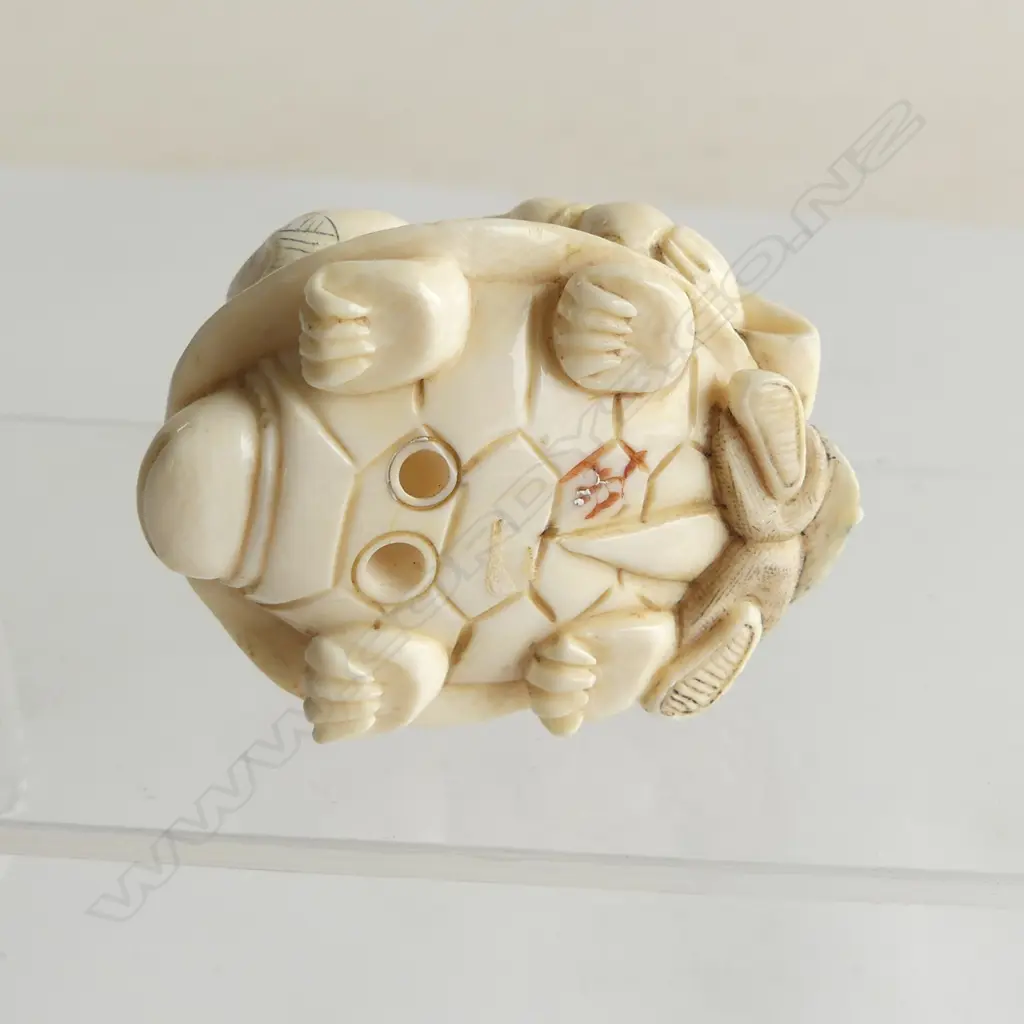 JAPANESE CARVED IVORY NETSUKE two men on a turtle H.45mm Image 1++