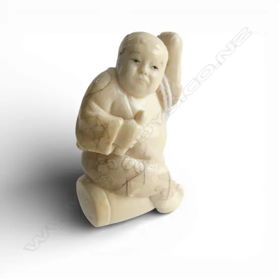 JAPANESE CARVED IVORY NETSUKE drummer, signed H.50mm