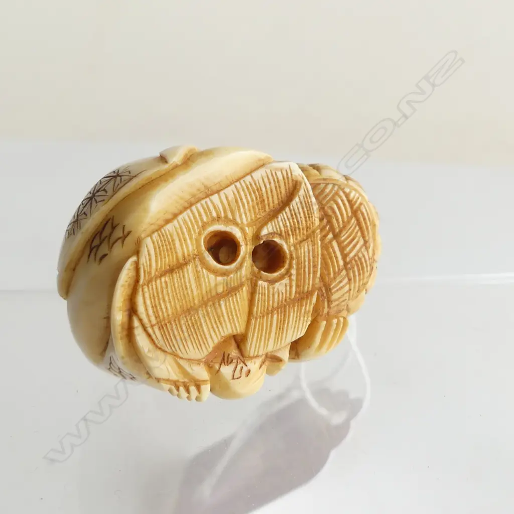JAPANESE CARVED IVORY NETSUKE shopkeeper, signed L.35mm Image 1++