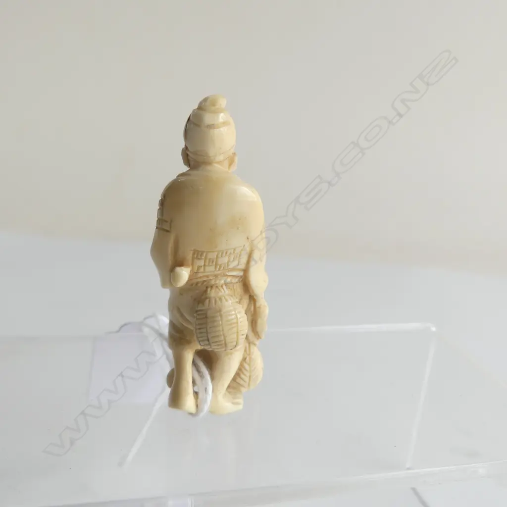 JAPANESE CARVED IVORY FIGURE shopkeeper, signed H.50mm Image 1++