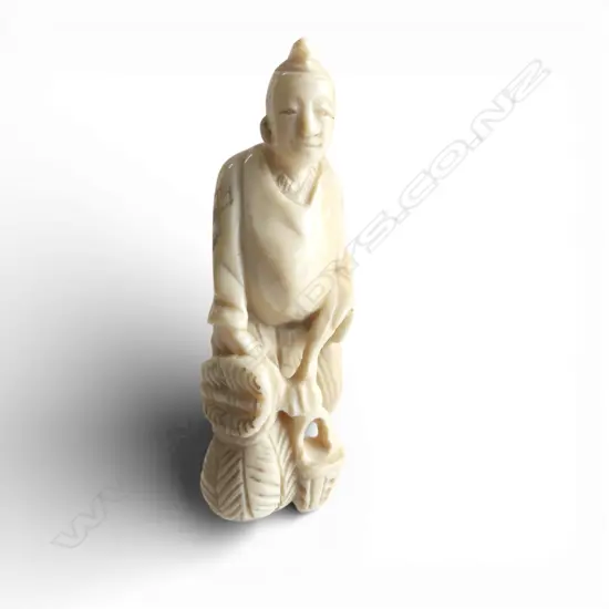 JAPANESE CARVED IVORY FIGURE shopkeeper, signed H.50mm
