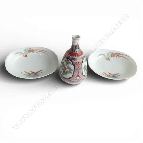 JAPANESE SAKE BOTTLE VASE H.140mm, 2 DISHES W.165mm
