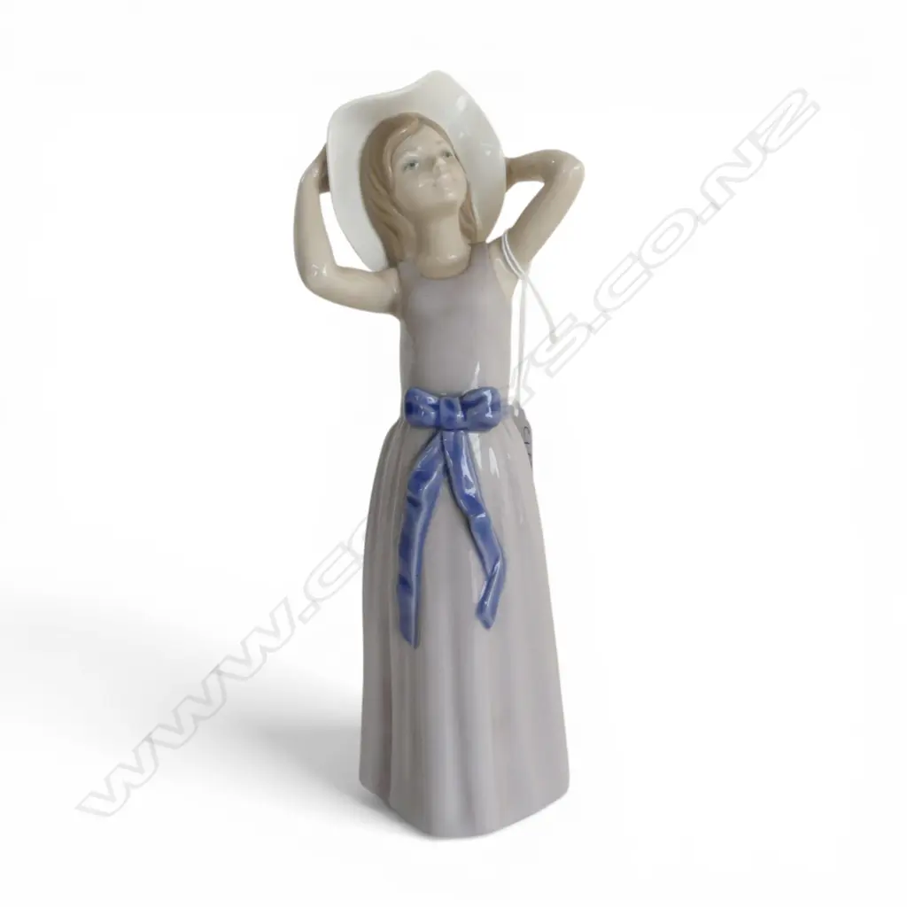 LLADRO GIRL HOLDING HAT H.255mm Image 1++