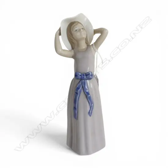 LLADRO GIRL HOLDING HAT H.255mm