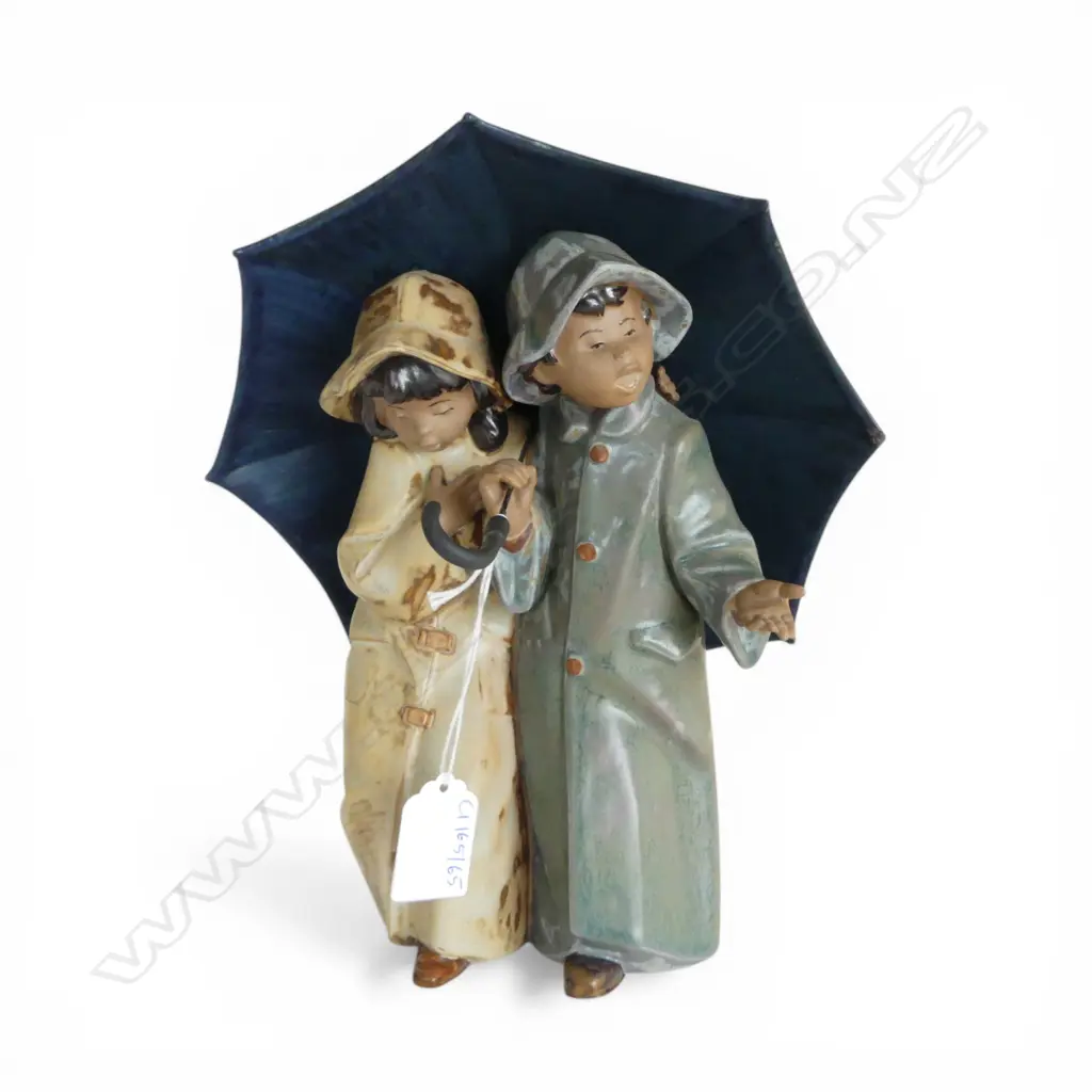LLADRO #2077 'UNDER THE RAIN' H.240mm Image 1++