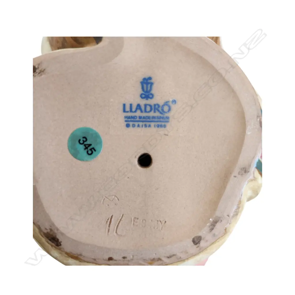 LLADRÓ "PENSIVE ESKIMO BOY" PORCELAIN FIGURINE Image 1++