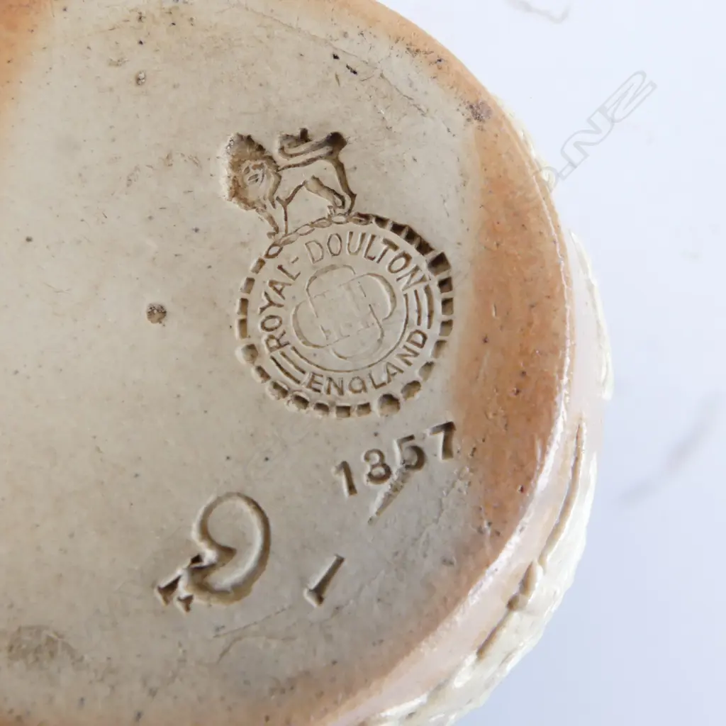 3 ROYAL DOULTON TEAPOTS; INCL. OLD SALT H.155mm + TOBY JUG PARSON BROWN Image 1++