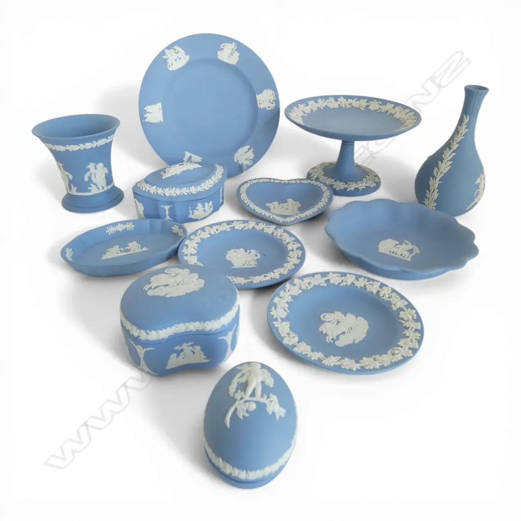 GROUP OF SMALL WEDGEWOOD PIECES INCL. BOXES, DISHES, VASE (12 PIECES) Image 1++