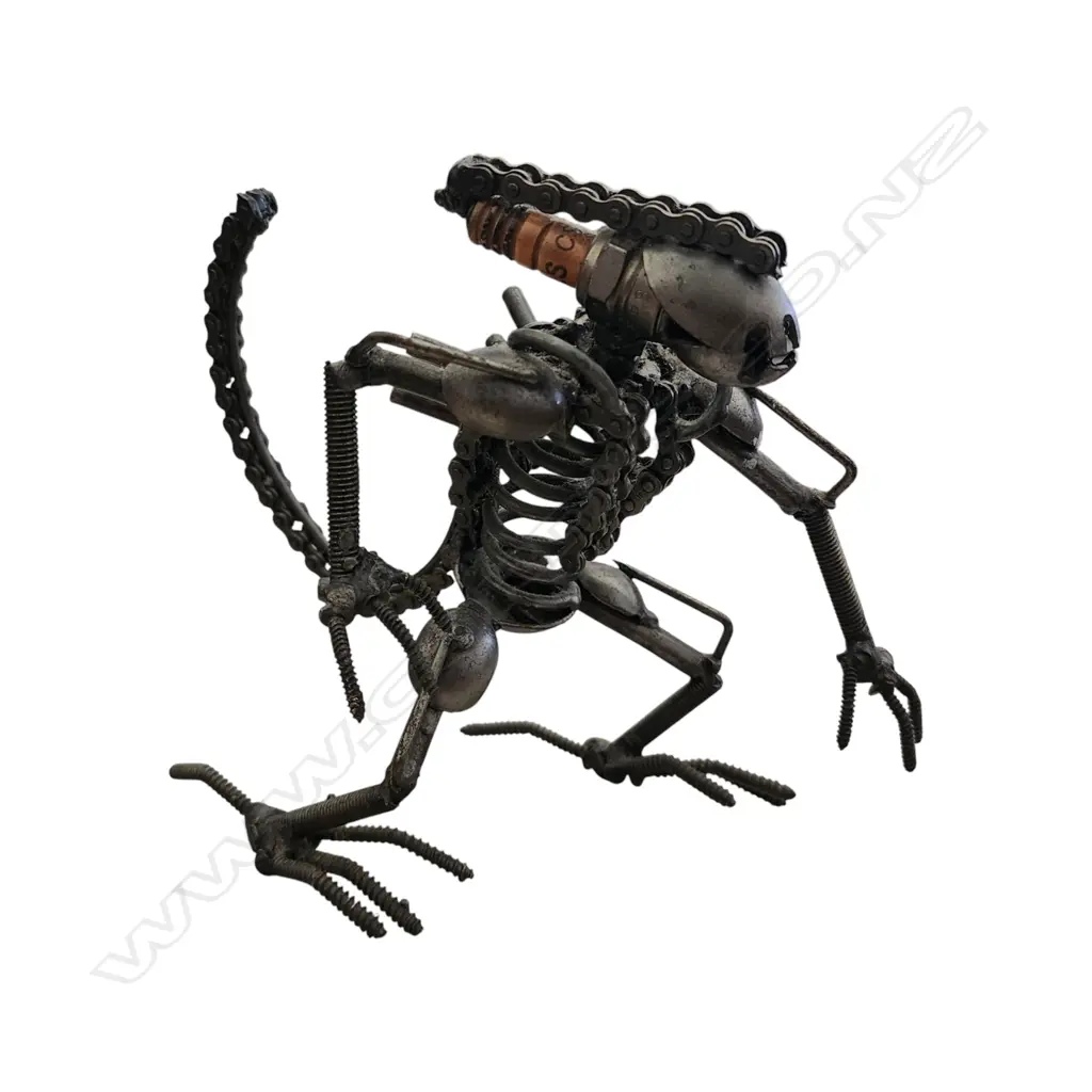 ALIEN XENOMORPH SCRAP METAL SCULPTURE Image 1++