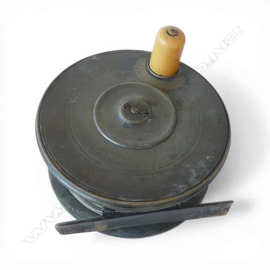 VINTAGE METAL MACLEAY SALMON REEL metal casing w. bakelite winding handle 