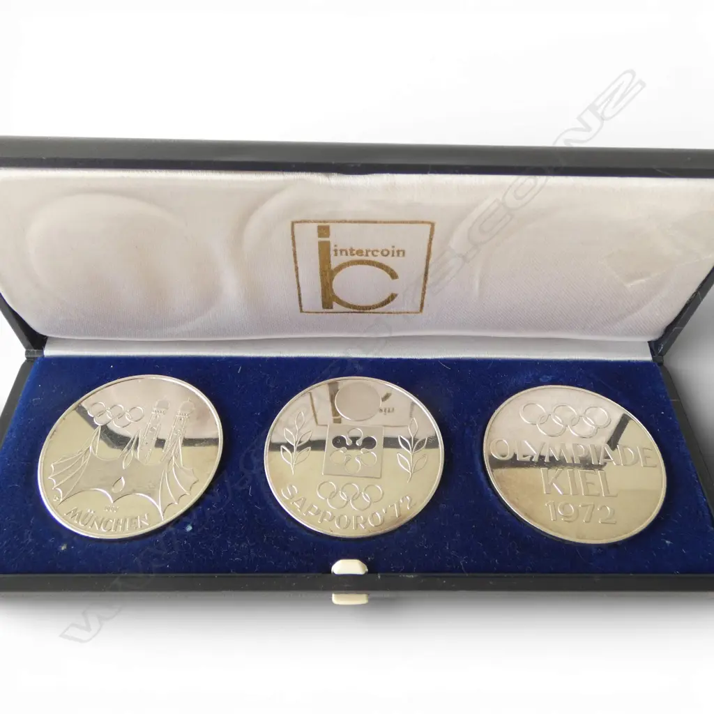 CASED 1972 OLYMPICS COMMEMORATIVE SET OF 3 .999 SILVER MEDALLIONS 46.35gms TW - Kiel, Munich & Sapporo Image 1++