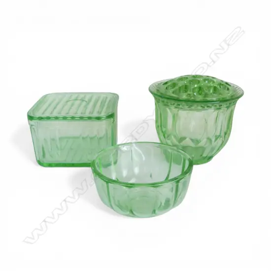 3 PCES GREEN DECO GLASS; VASE w. FROG H.135mm, JELLY MOULD, LIDDED BUTTER DISH