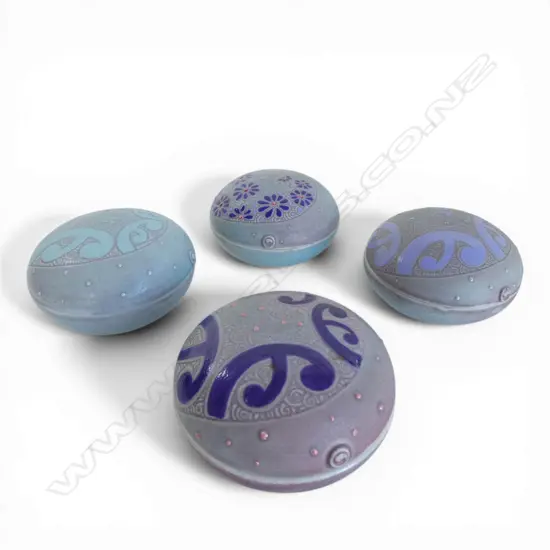 4 KEUM SUN LEE BLUE TRINKET BOXES, Dia.90mm