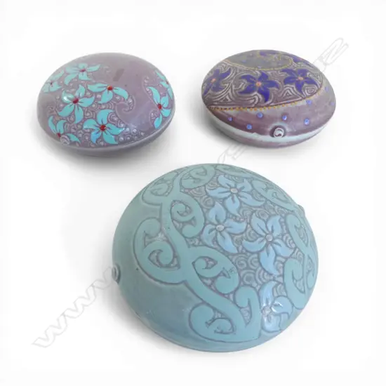 3 KEUM SUN LEE BLUE TRINKET BOXES, Dia.90mm