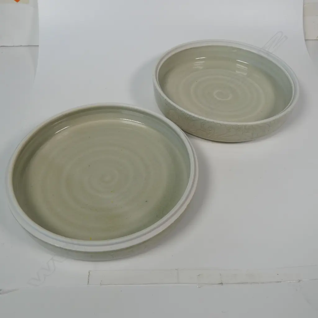 KEUM SUN LEE LIDDED DISH, PALE CELADON GLAZE WITH LEAF DESIGN, Dia.160mm Image 1++