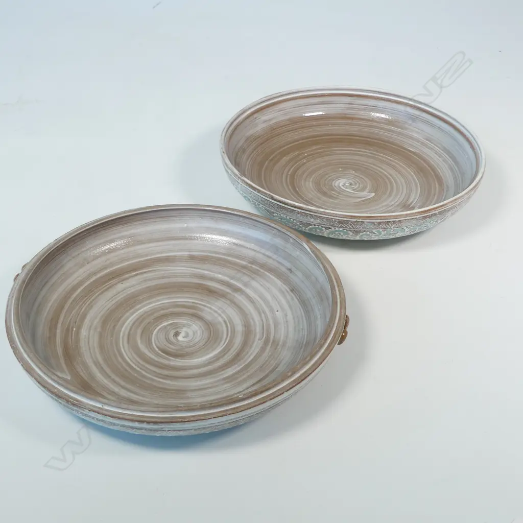 KEUM SUN LEE lidded dish, pale koru designs, dia.235mm, small chip to rim Image 1++