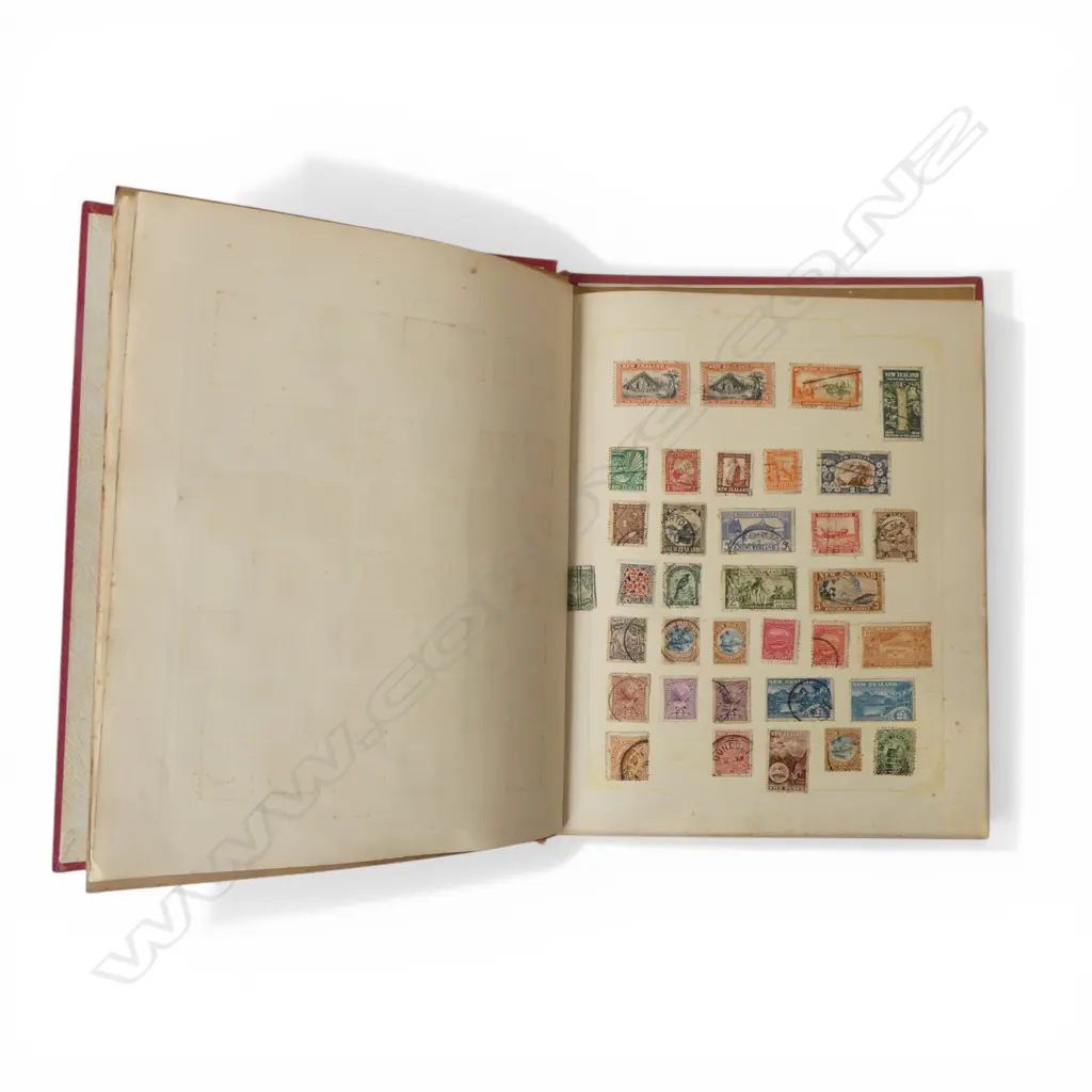 NZ & WORLD VINTAGE STAMP ALBUM INCLUDES AUSSIE SIDE FACE QUEENS  Image 1++