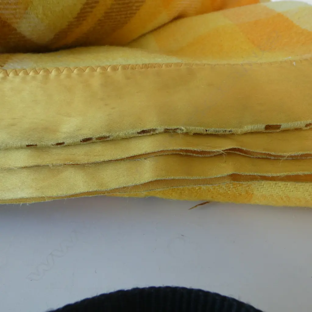 YELLOW ONEHUNGA PRINCESS WOOL BLANKET Image 1++