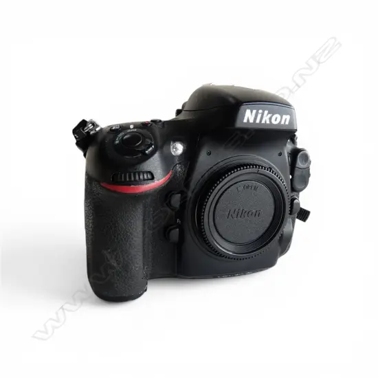 NIKON D800 DIGITAL CAMERA + BATTERY CHARGER MH-25
