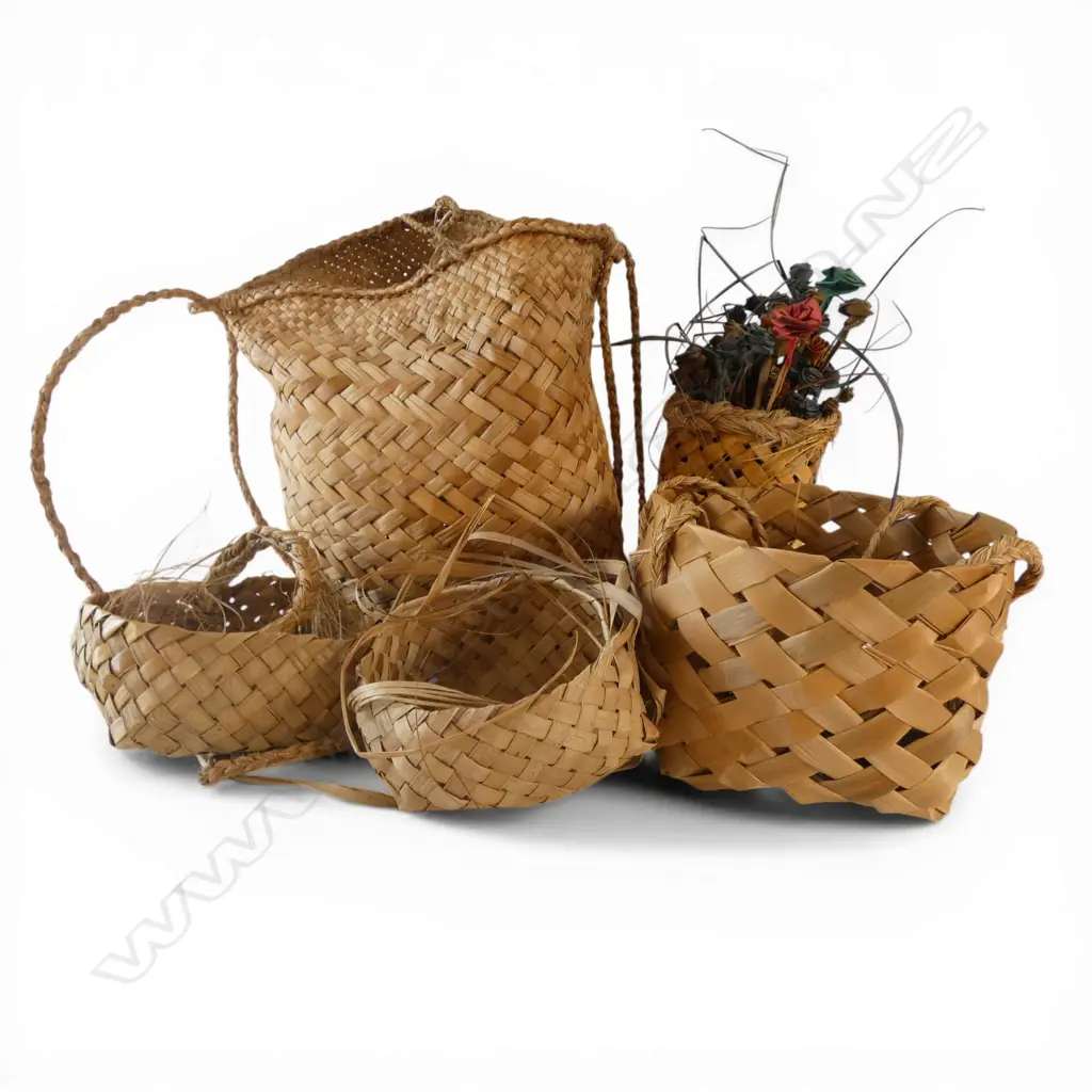 KETE BAGS & WOVEN FLAX FLOWERS Image 1++