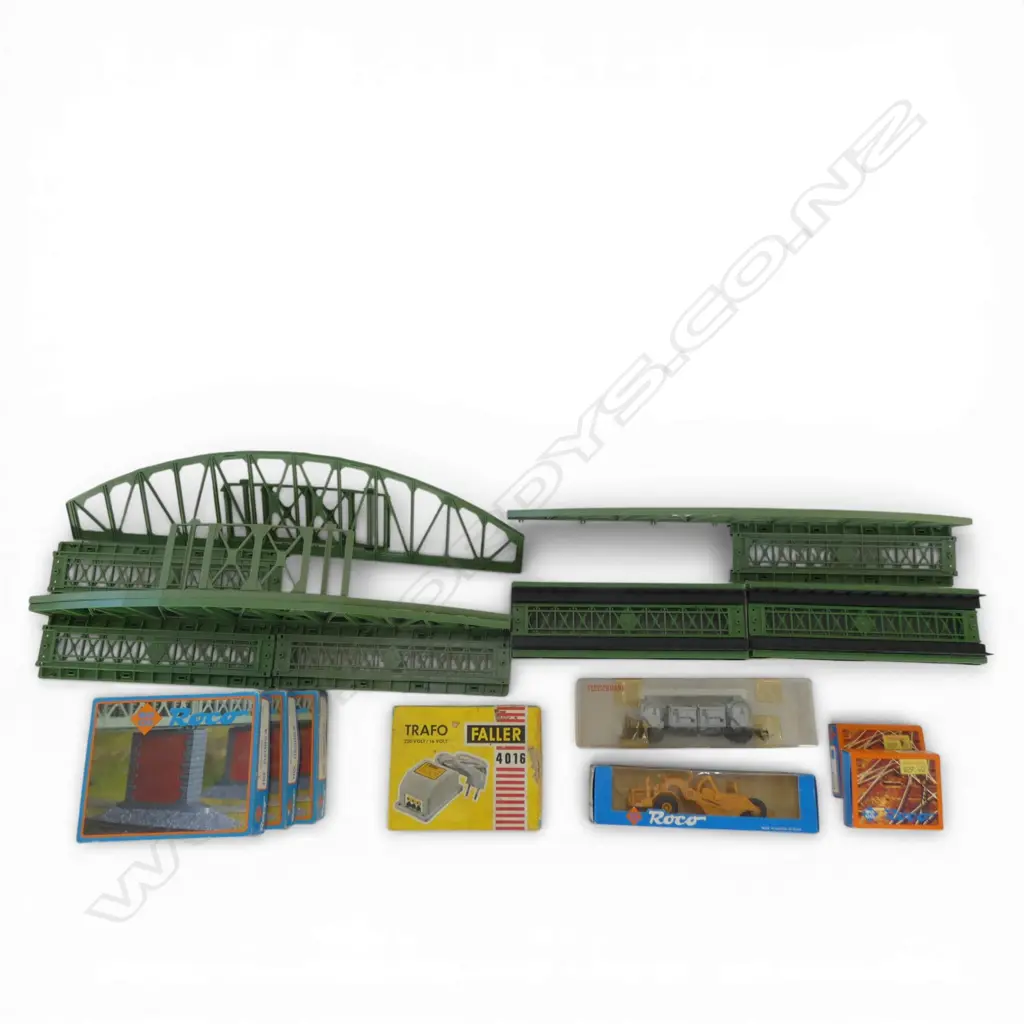 ASST. HO MODELS Incl. KITS, BRIDGES, BRIDGE STAND 05085 A, ROCO TECHNIK 10019 & FALLER 4016 TRAFO Image 1++