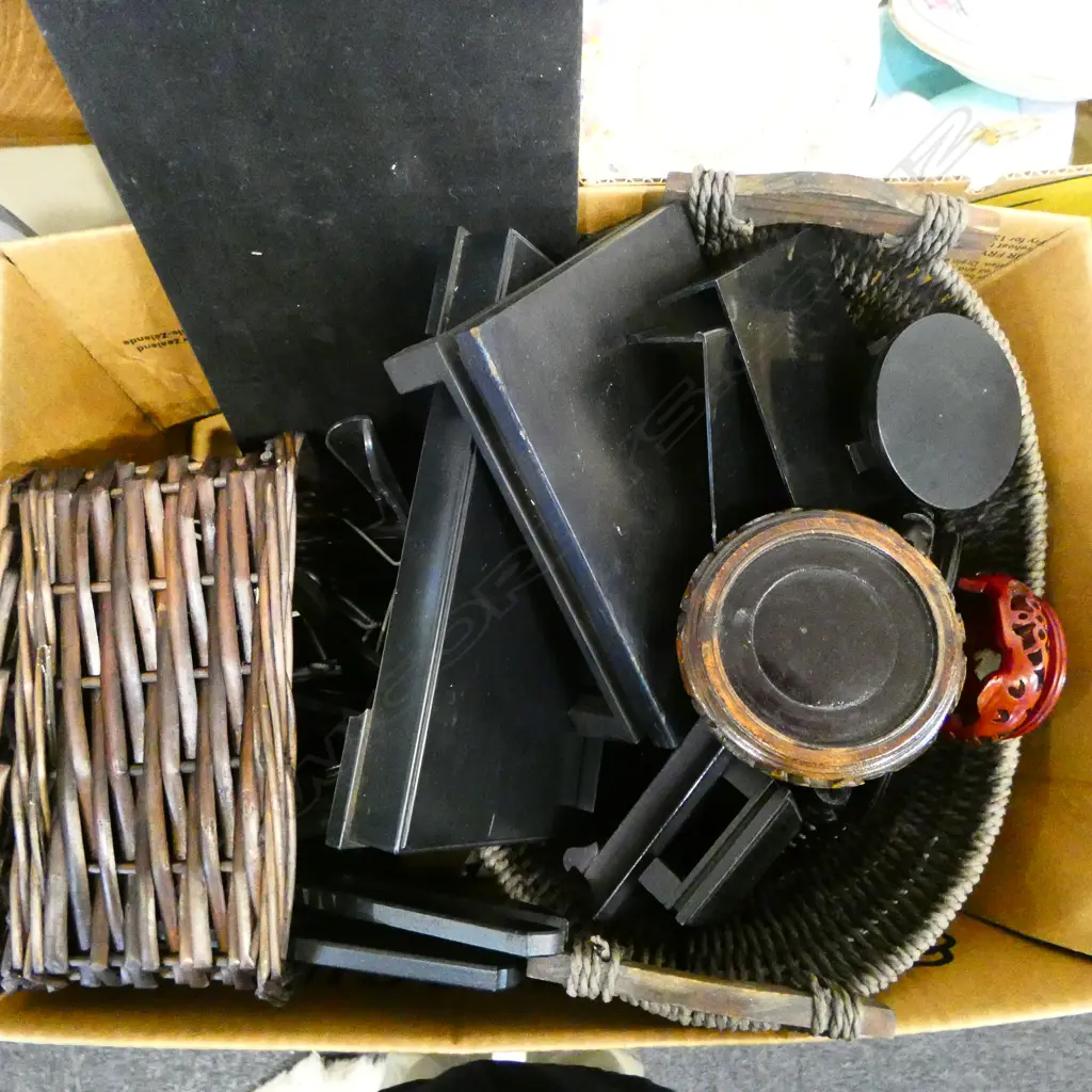 ASST. STANDS & PLATE HOLDERS Image 1++