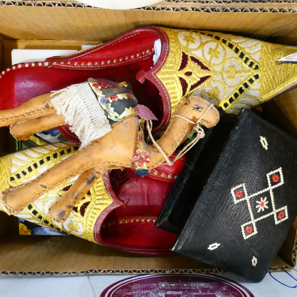 2 TILES, PR KHUSSA SHOES, LEATHER BOX, CAMEL Image 1++