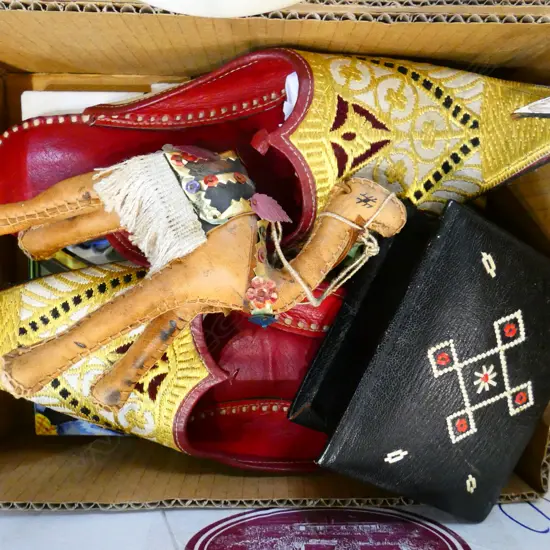 2 TILES, PR KHUSSA SHOES, LEATHER BOX, CAMEL