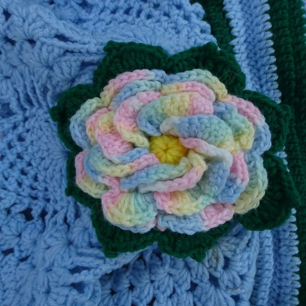 CROCHET BLANKET, FLORAL EMBELLISHMENT 3000 x 2100 cm Image 1++