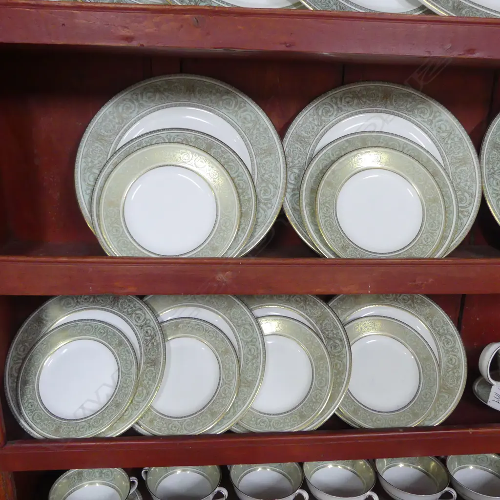 ROYAL DOULTON ENGLISH RENAISSANCE PAT  DINNER SERVICE  CRACK TO 1 TURREEN LID  Image 1++