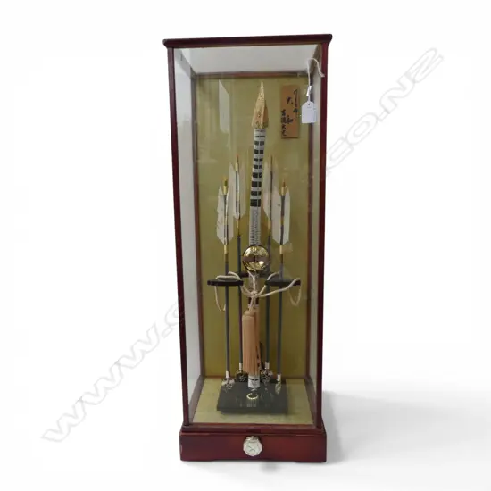 TALL JAPANESE GLASS WOODEN FRAMED CASE w. HAMAYUMI HAMAYA DISPLAY, H.780mm, L.285mm, W.225mm