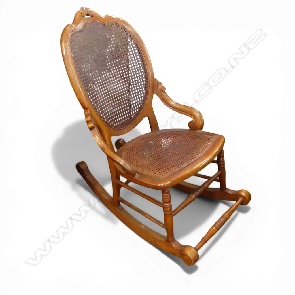 ANTIQUE STYLE ROCKING CHAIR Image 1++