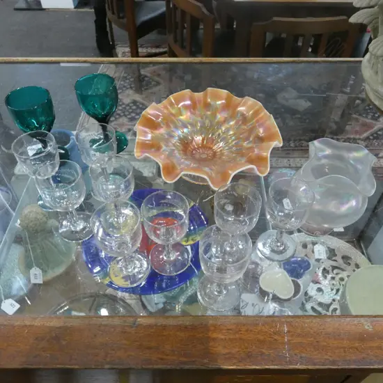 12 PCES ANTIQUE GLASS INCL. 2 GREEN GLASSES H.120mm, CARNIVAL WARE BOWL 235mm dia