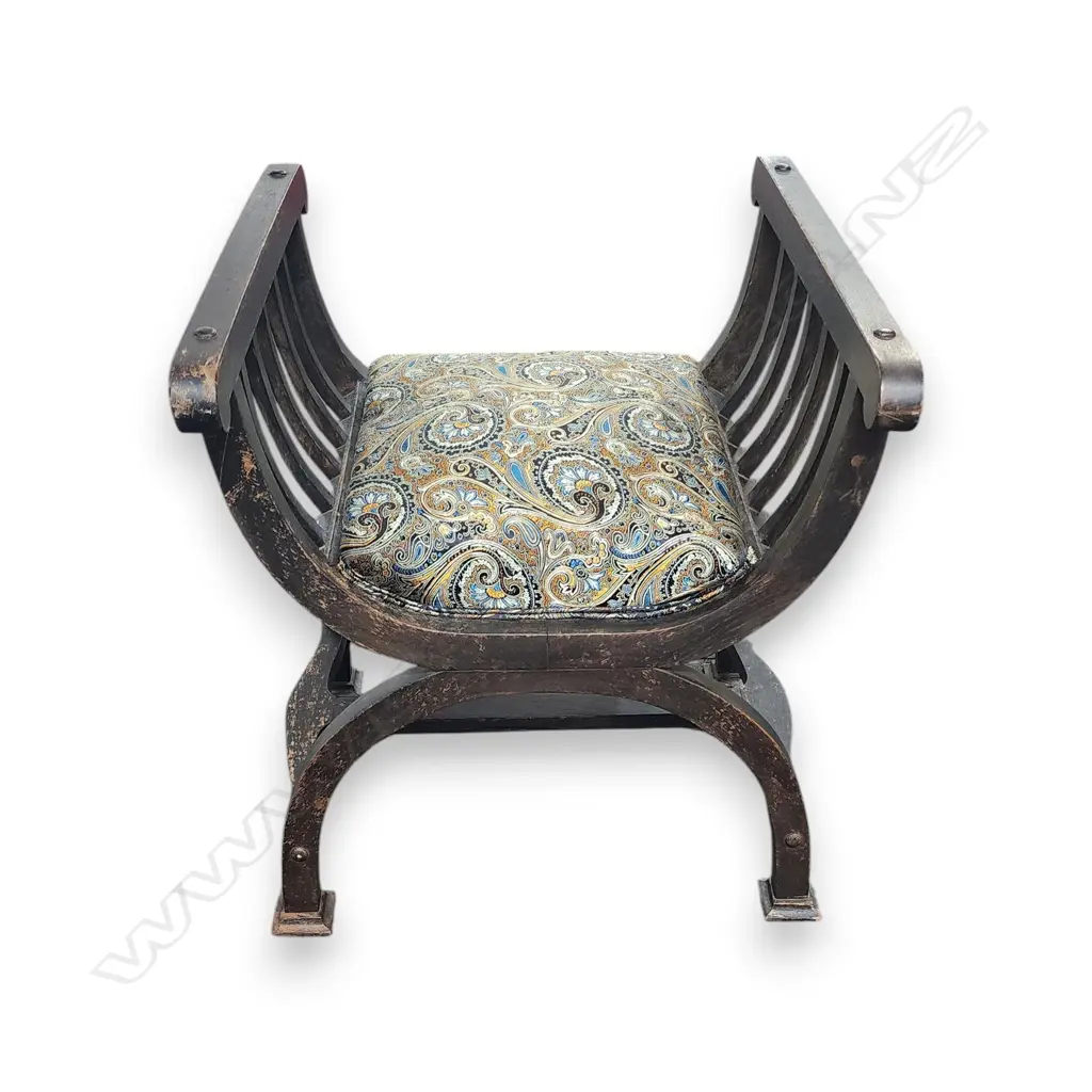 DRESSING STOOL FEATURING A CURVED X-FRAME DESIGN 620 x 550 x 600 mm Image 1++