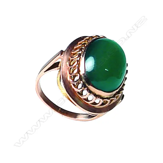 A vintage 18ct. rose gold and green chalcedony dress ring