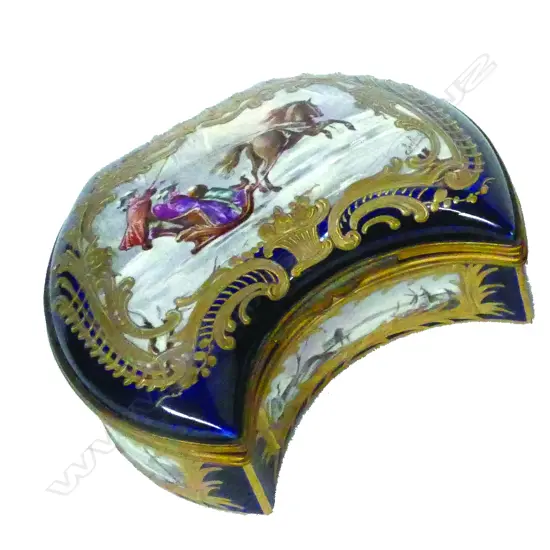 A 19thC Continental porcelain finely painted table snuff box