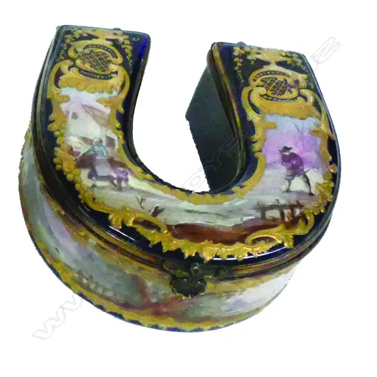 A 19thC French porcelain table snuff box of horse shoe form